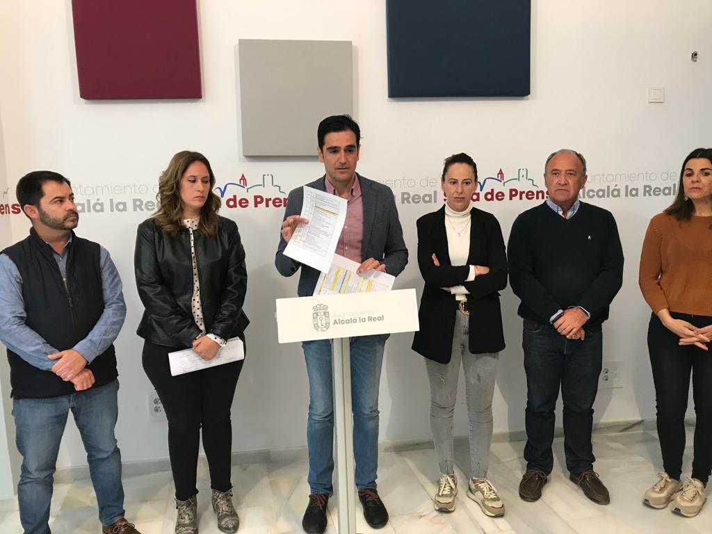 Concejales del PP de Alcalá la Real con el alcalde, Marino Aguilera, en el centro.