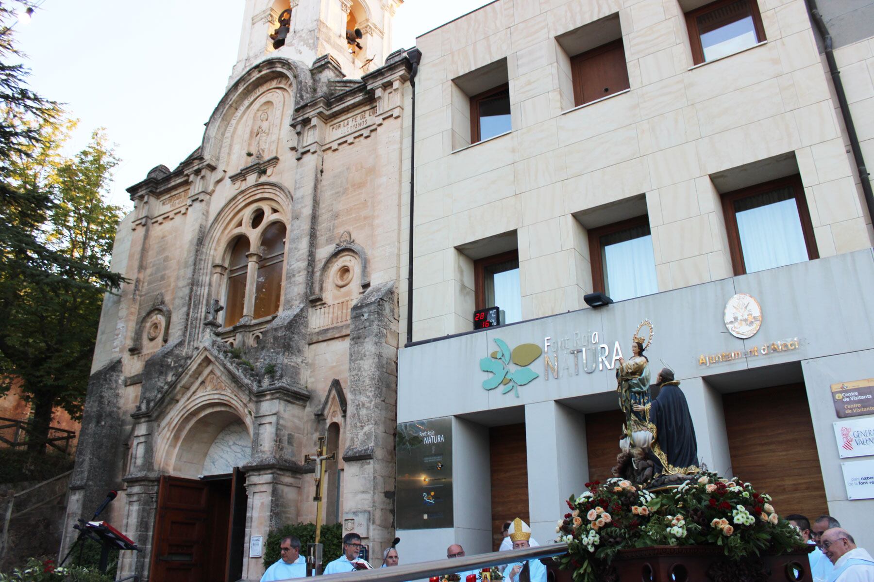 Imagen de la ermita de la Font Roja y de la imagen de la Virgen de los Lirios en el pasado acto de la festividad de la Patrona