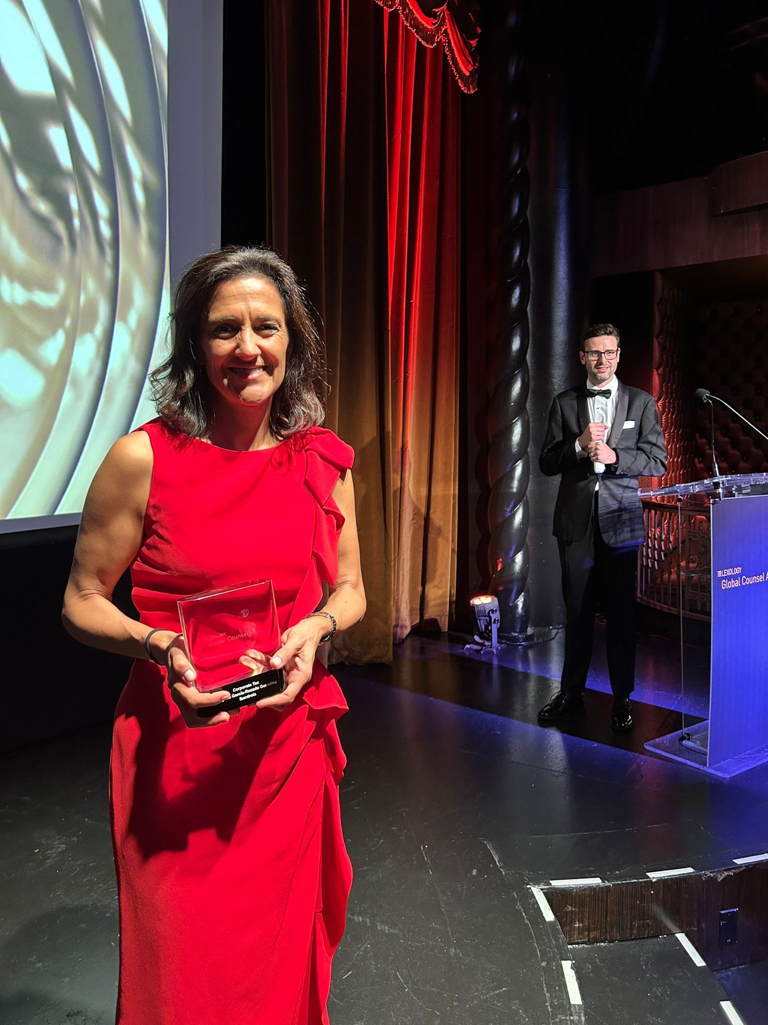 Begoña García Rozado recogiendo su premio en una gala celebrada en Nueva York