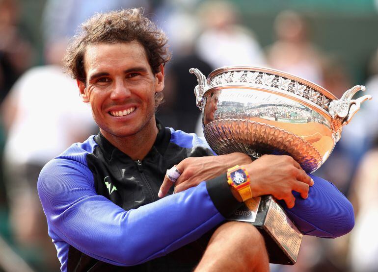 Nadal posa con la copa de Mosqueteros 