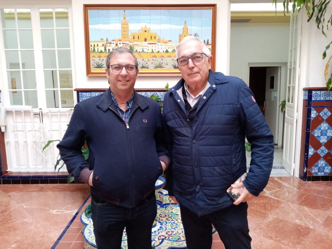 Luis de Pauloba, a la izquierda, y Miguel Serrano, profesor y presidente de la Escuela Taurina de Sevilla, en el patio de nuestra emisora