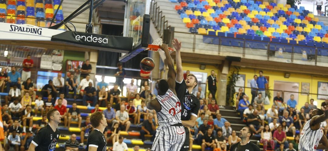 Osas Ehigiator (22) durante un partido amistoso con Montakit Fuenlabrada.