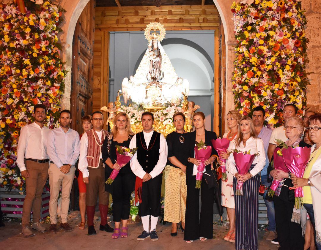 María Ángeles Martínez, Delegada de la Junta, con la corporación del Ayuntamiento de Iniesta