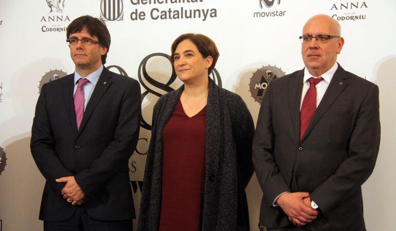 El president de la Generalitat, Carles Puigdemont, l'alcaldessa de Barcelona, Ada Colau, i el conseller d'Empresa i Coneixement, Jordi Baiget, durant la inauguració del 080