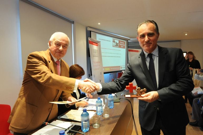 Diego Oliva, director de CAJAGRANADA Fundación, recibe el premio de Cruz Roja en Granada, de manos de su vicepresidente, Armando Zuluaga