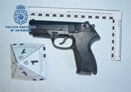 Pistola usada por el atracador en los dos delitos por los que se le acusa