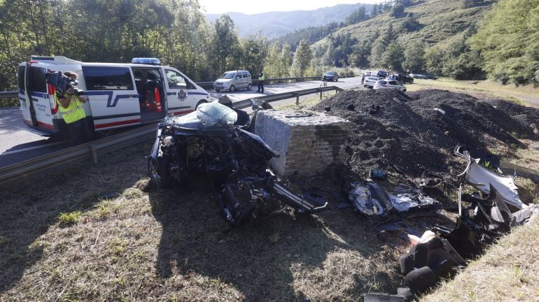 Estado en el que ha quedado el vehículo tras el accidente en el que han fallecido tres jóvenes