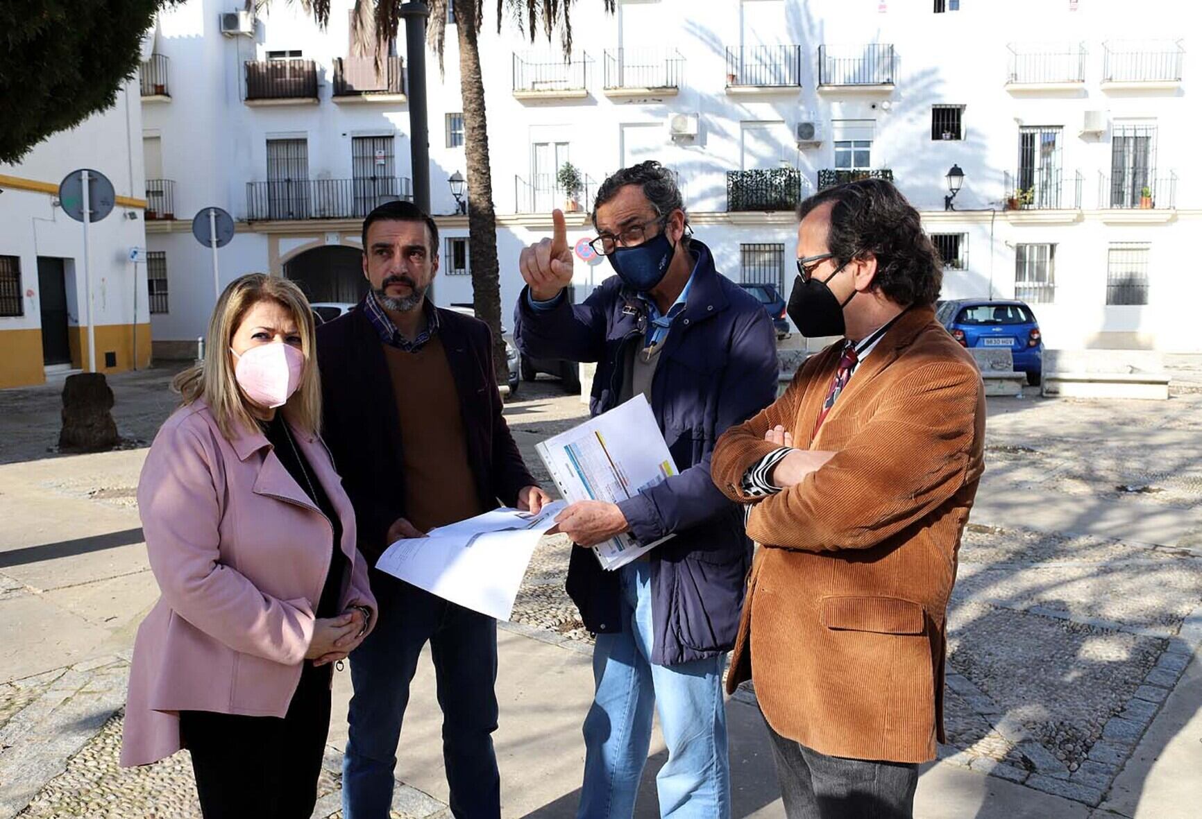 La alcaldesa y el delegado municipal de Urbanismo durante una visita a la plaza Salvador Allende