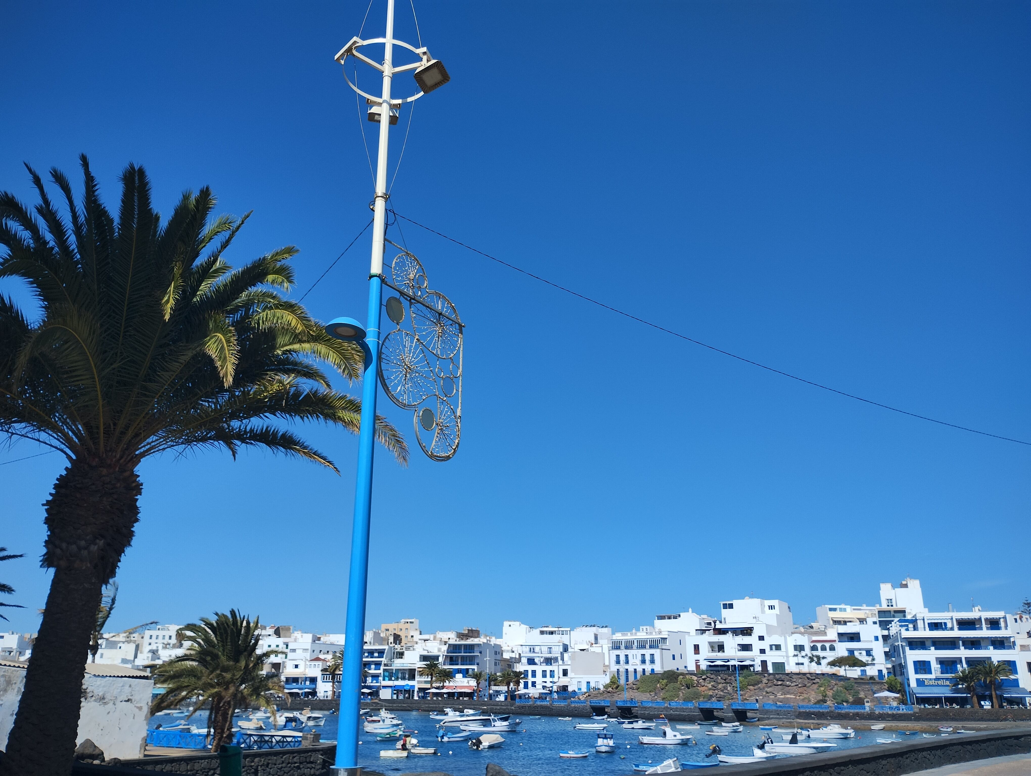 Alumbrado navideño sin retirar en el Charco de San Ginés de Arrecife, capital de Lanzarote.