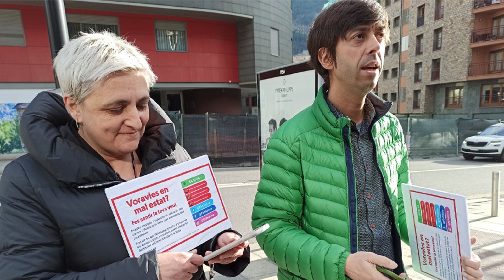 Sergi González amb Lídia Samarra en una acció del PS a Andorra la Vella per exigir millores a les voreres.