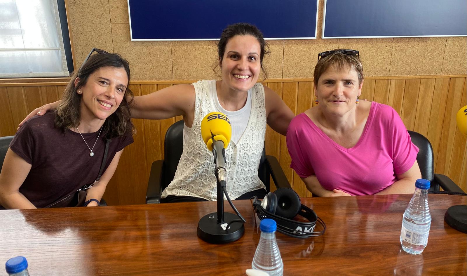 Nuria Dueñas, Esperanza de la Cruz y Mari Carmen Galindo en el estudio de SER Cuenca.