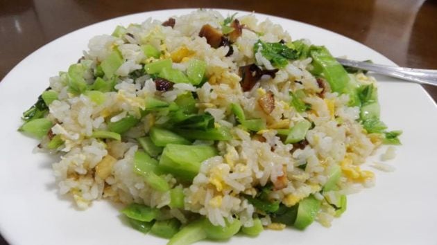 Arroz con verduras, huevo y panceta