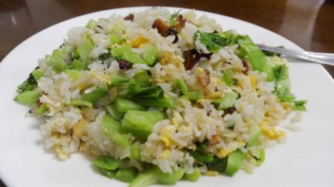 Arroz con verduras, huevo y panceta