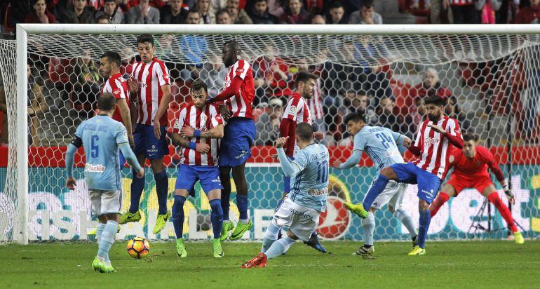 Iago Aspas dispara para subir el gol del Celta al marcador en El Molinón (1-1).