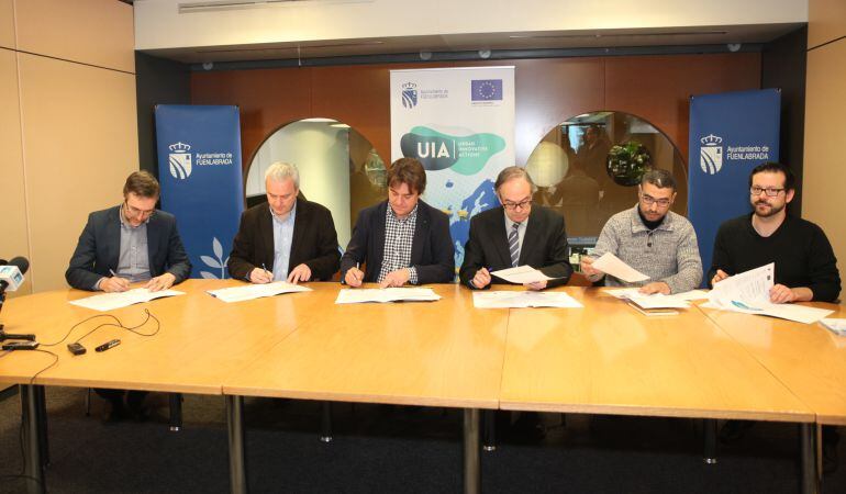 El alcalde, Javier Ayala, firma el convenio del programa europeo con las entidades colaboradoras.