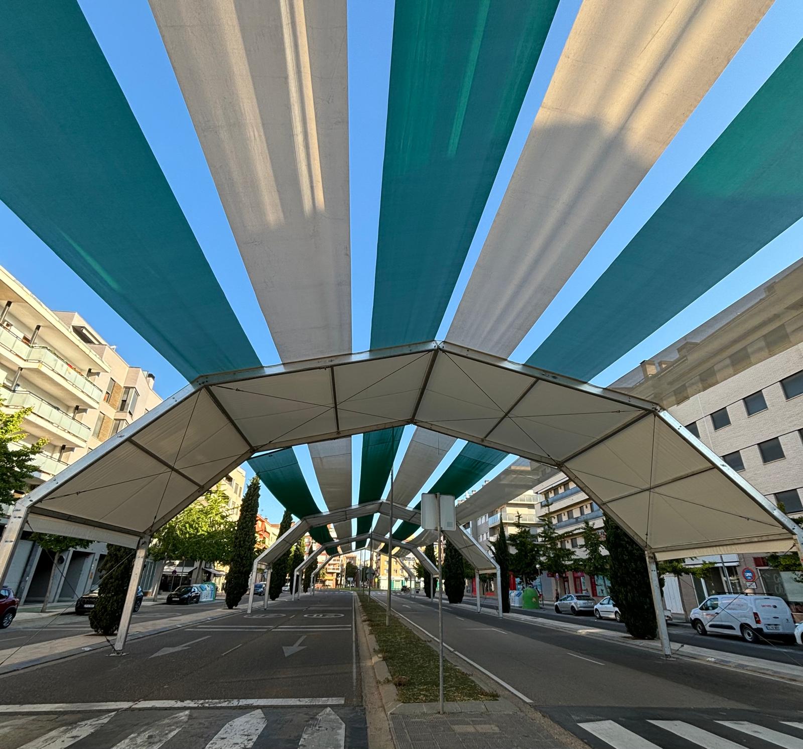 El entoldado de la Avenida Monegros ya está montado