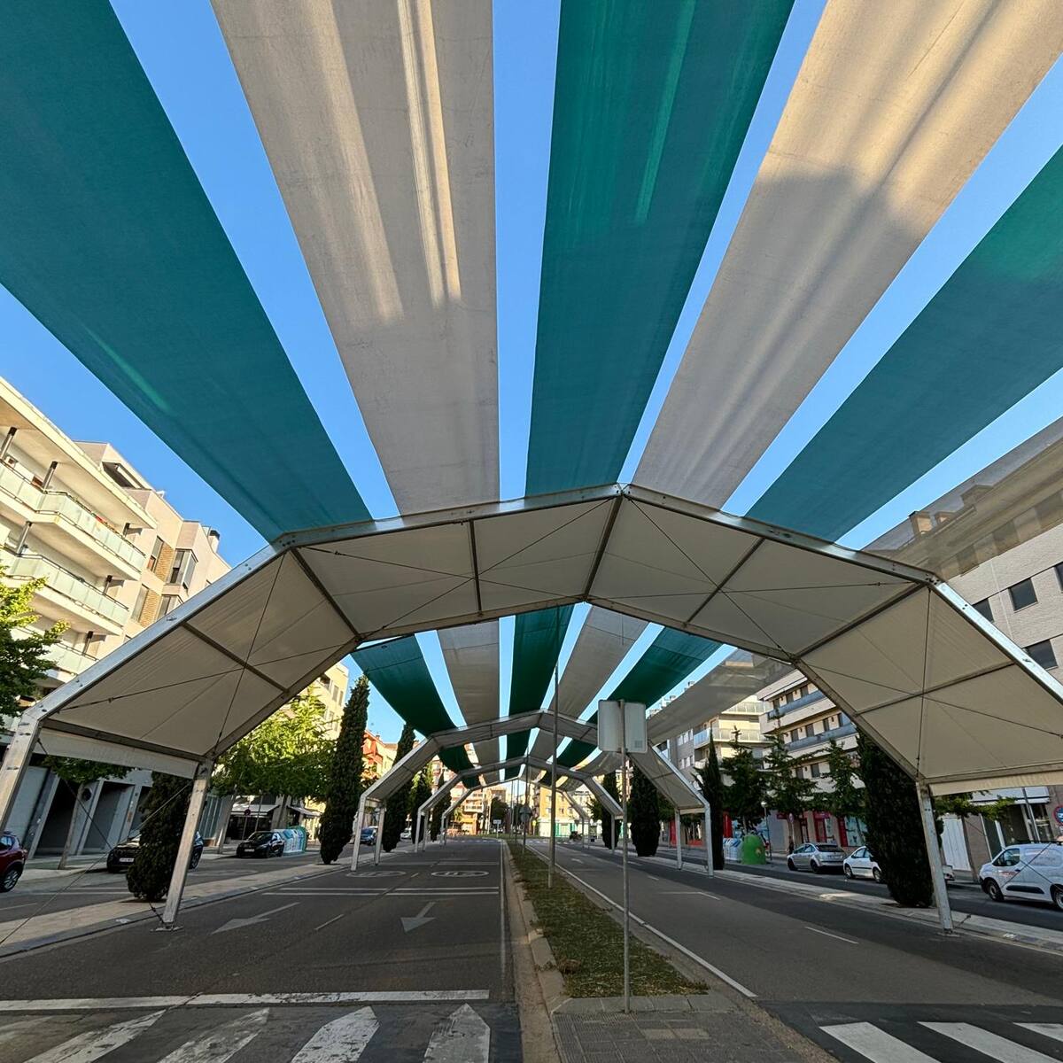 Montado el entoldado para los chiringuitos de la Avenida Monegros