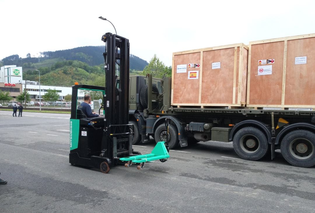 Descarga de máquinas en las que instalaciones que Bexen Medical ha dispuesto en la localidad vizcaína de Etxebarría, donde se fabricarán mascarillas para el Ministerio de Sanidad. Las máquinas proceden de China-donde han sido fabricadas por Mondragon Assembly- y han sido transportadas a España por el operador logístico del Ministerio de Defensa. En Etxebarría (Vizcaya, País Vasco, España), a 20 de abril de 2020.