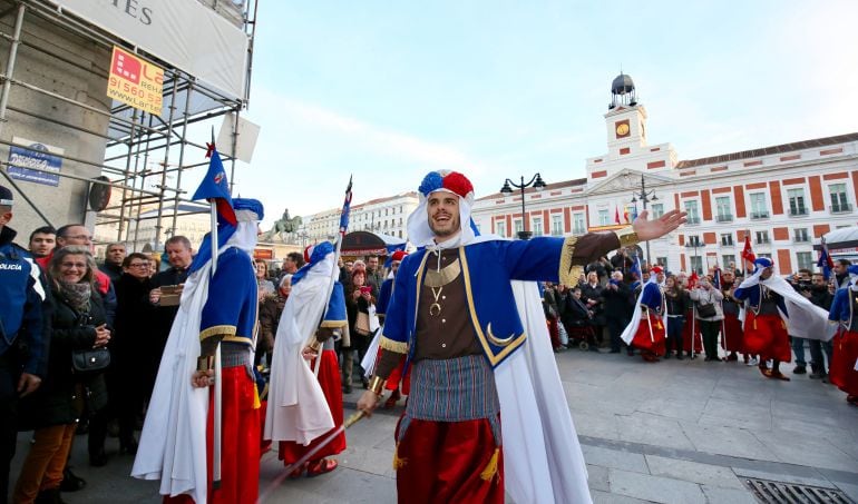 Momento del desfile festero en la Puerta del Sol de Madrid