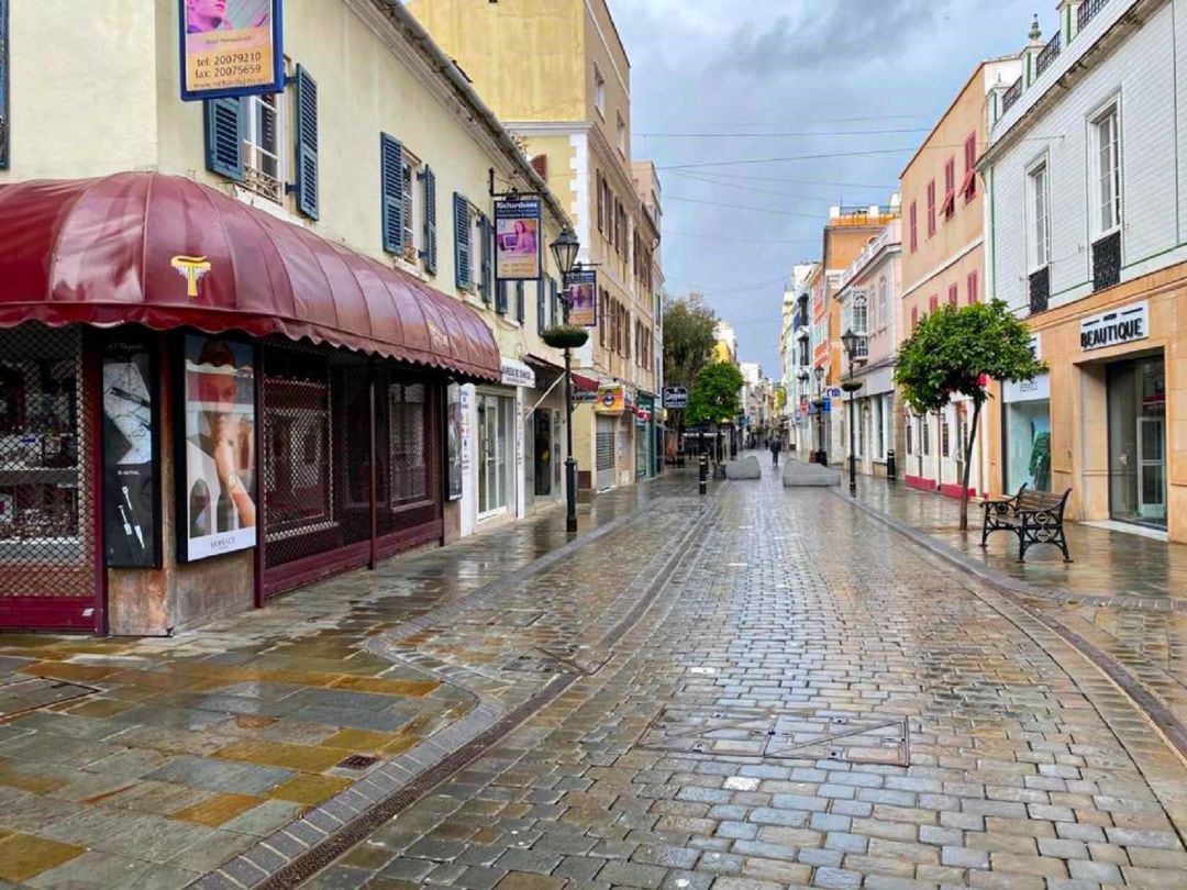 Una calle de Gibraltar amanece desierta.