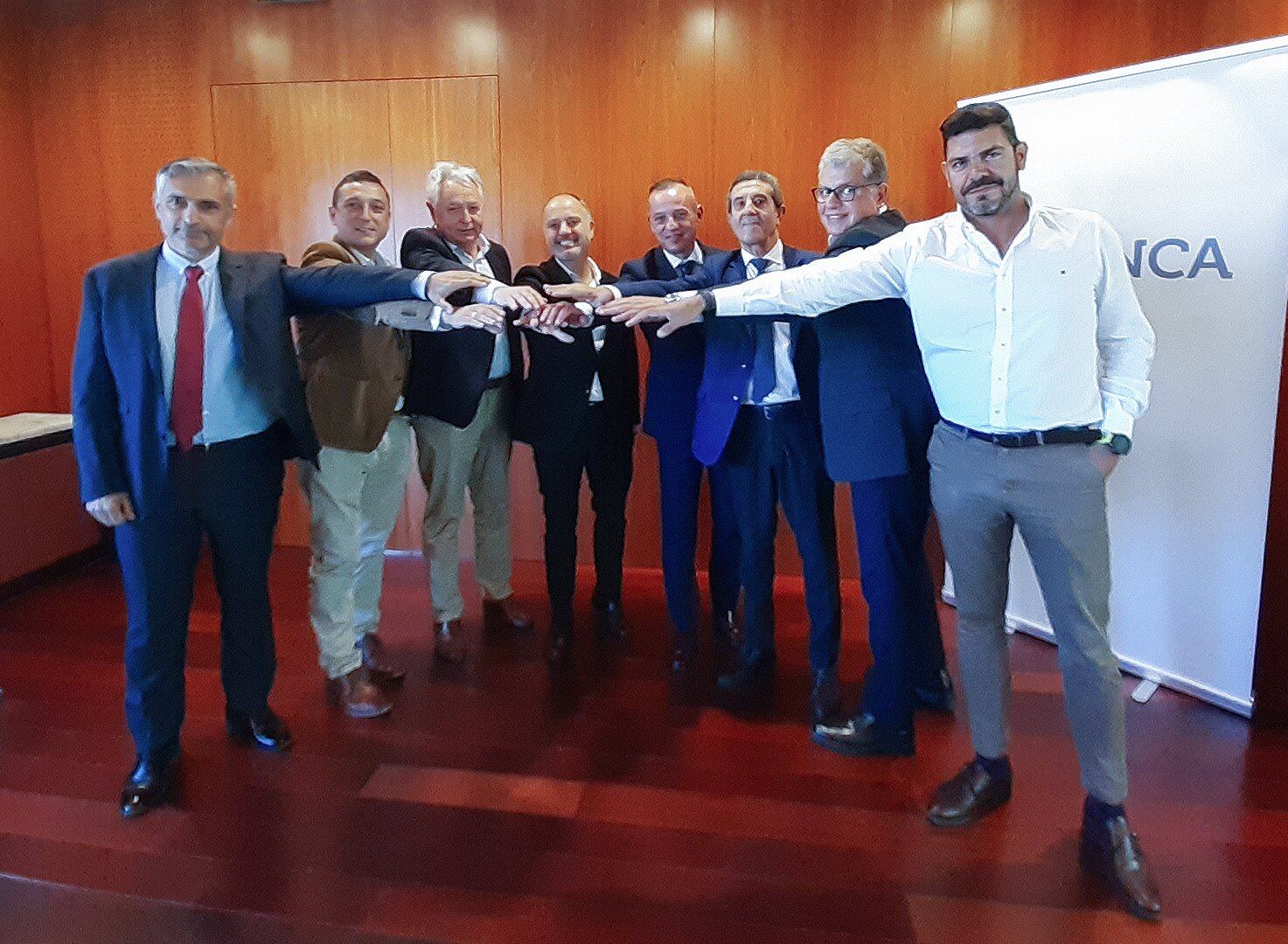 Walter Álvarez (quinto por la izquierda), junto a los representantes de los espacios empresariales de Vigo y su área de influencia.