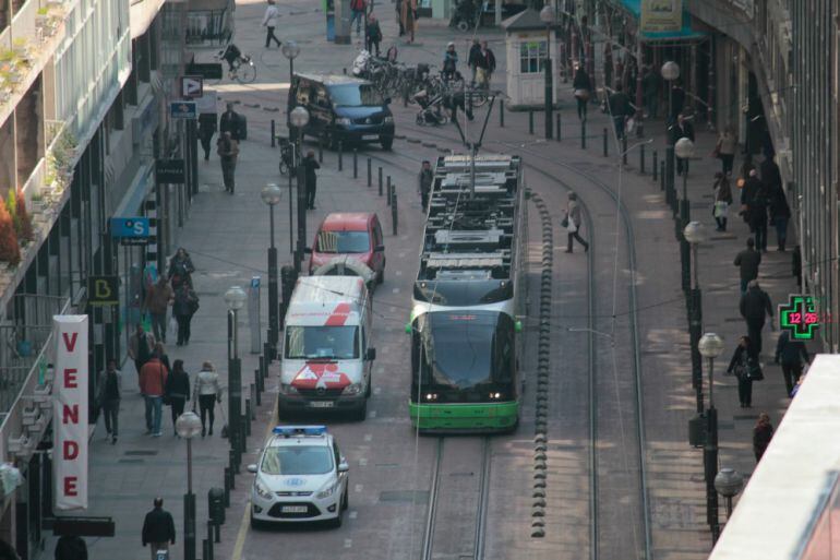 Tranvía a su paso por la calle General Álava