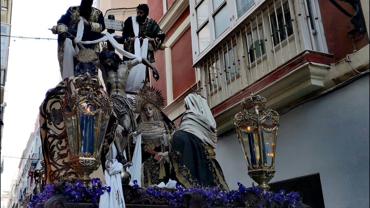 Misterio del Descendimiento en una de sus salidas procesionales