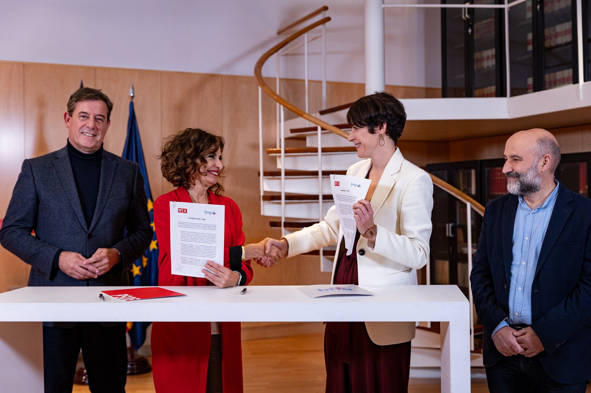 La ministra de hacienda, María Jesús Montero, y la portavoz nacional del BNG, Ana Pontón, firman el acuerdo de investidura junto a los diputados José Ramón Gómez Besteiro y Néstor Rego.