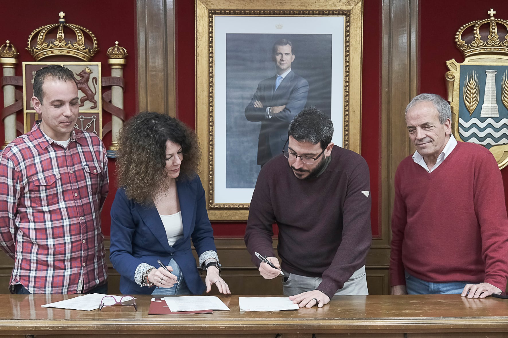 Firma del pacto entre María José Pérez y Miguel Aparicio