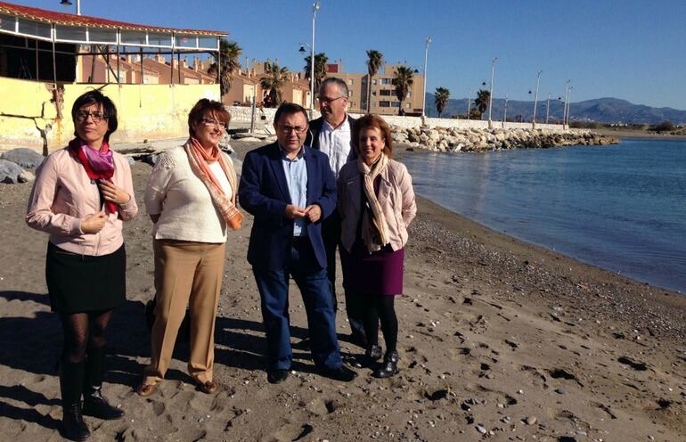 Dirigentes del PSOE en la playa de Guadalmar