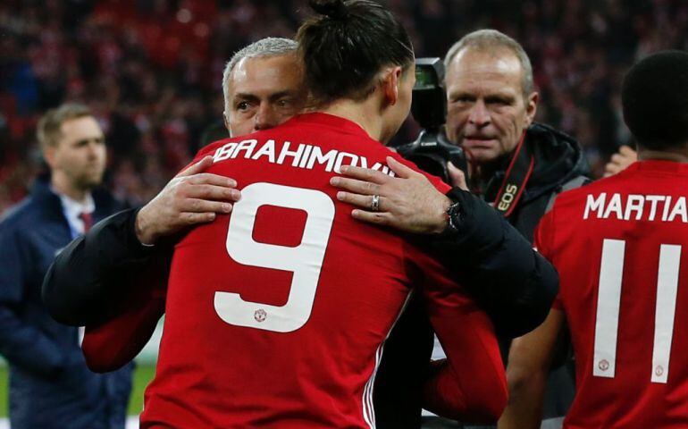 Mourinho abraza a Ibrahimovic en una imagen del pasado año