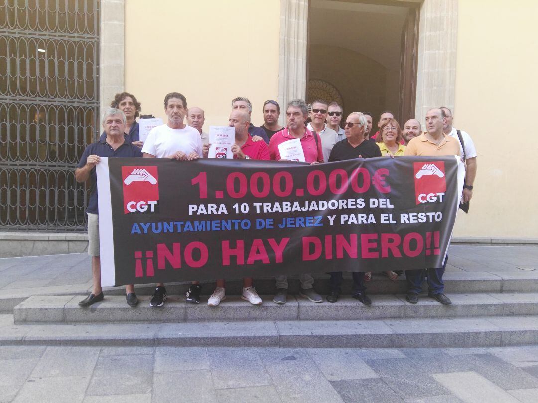 Delegados sindicales de la CGT en la puerta del Ayuntamiento