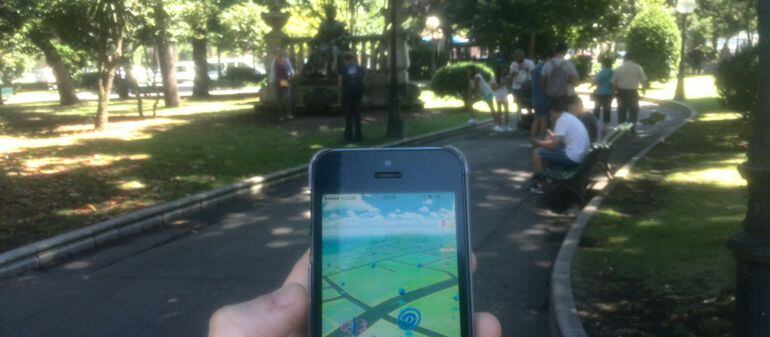 Jugadores de Pokemon Go en la estatua de Emilia Pardo Bazán