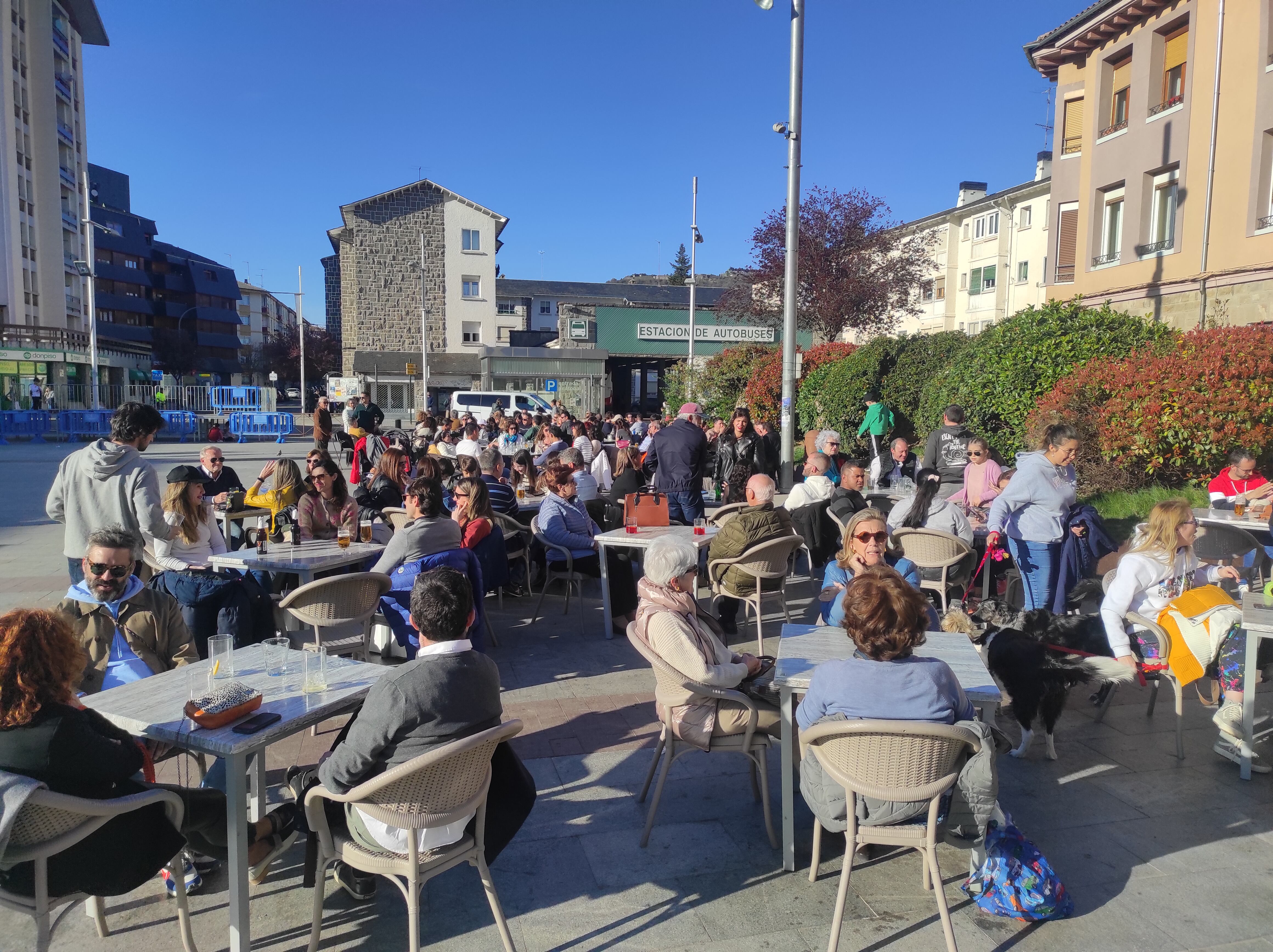 Terrazas en los fines de semana de la primavera en Jaca