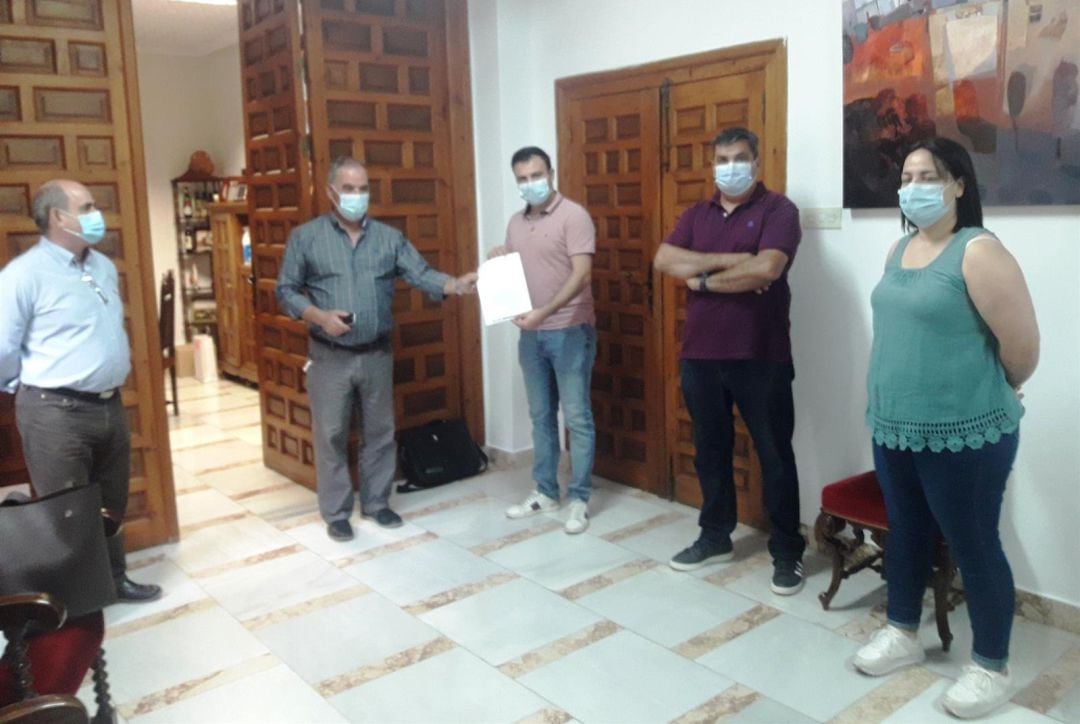 Miembros del PSOE local de Quesada tras haber donado sus asignaciones para la lucha contra el virus