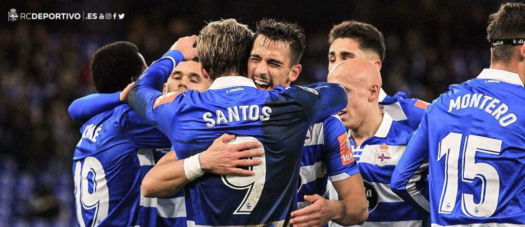 Los jugadores celebran su segunda victoria de la temporada en Liga