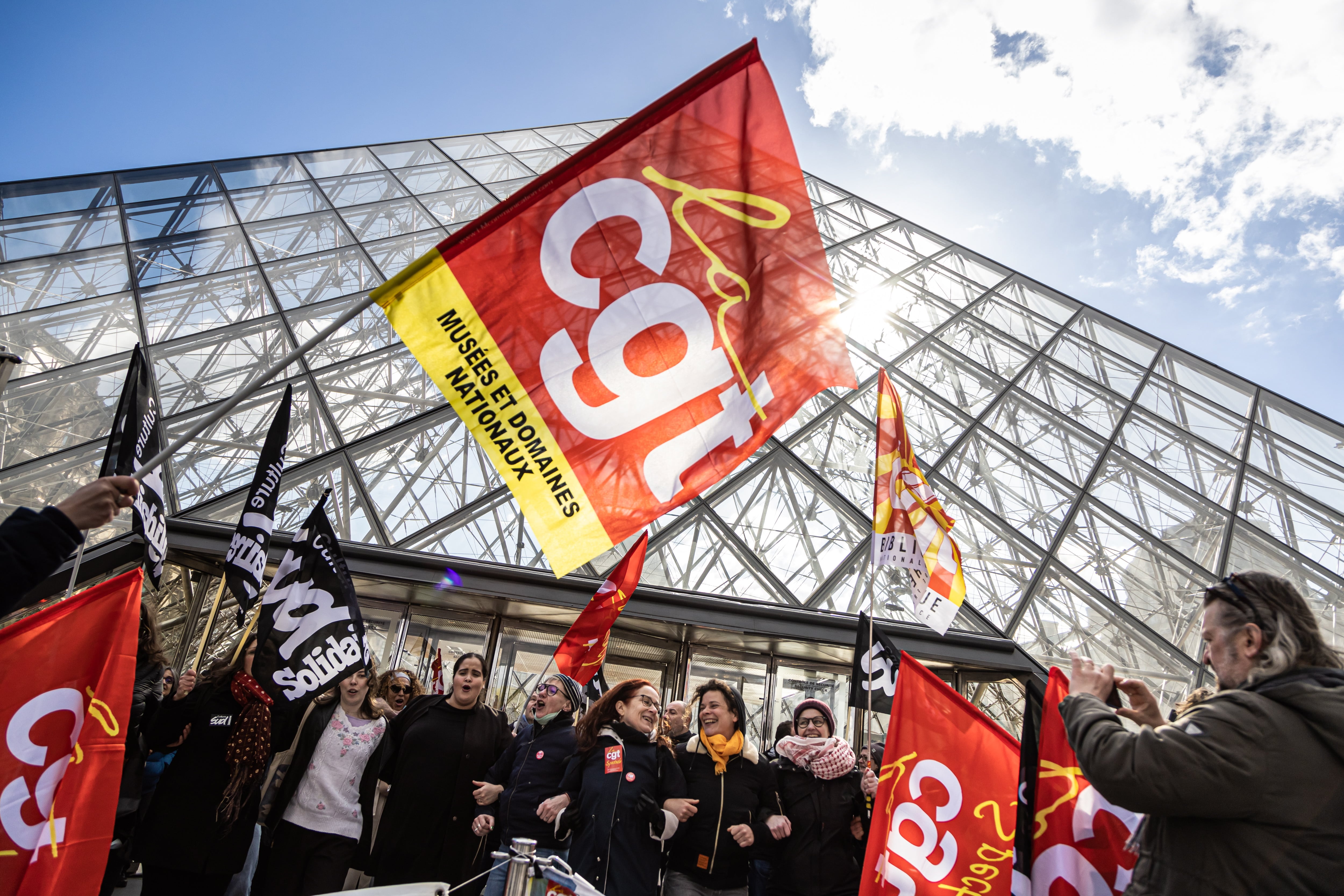 Empleados del Louvre bloquean la entrada al museo