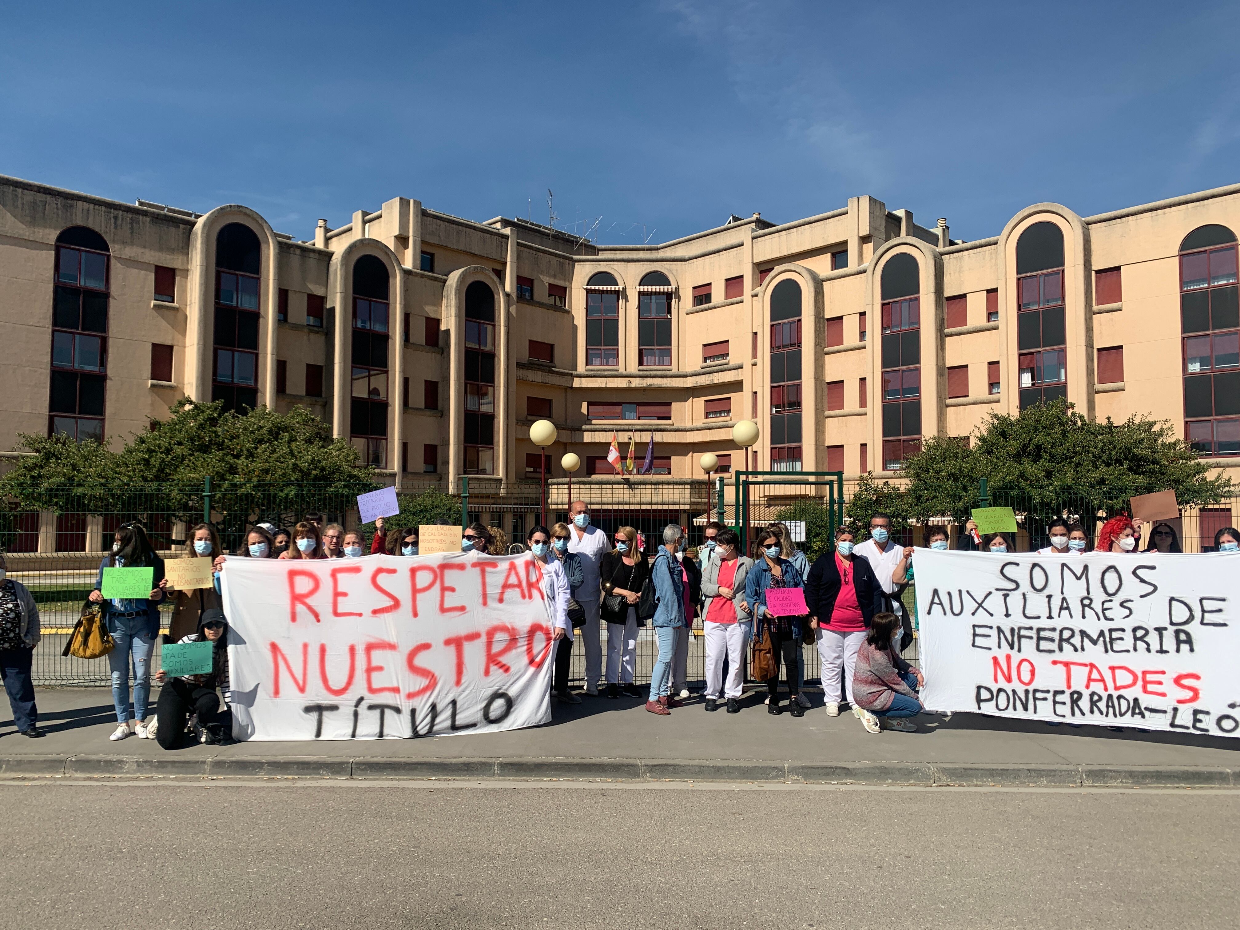 TCAE&#039;s protestan a la entrada de la residencia de Ponferrada