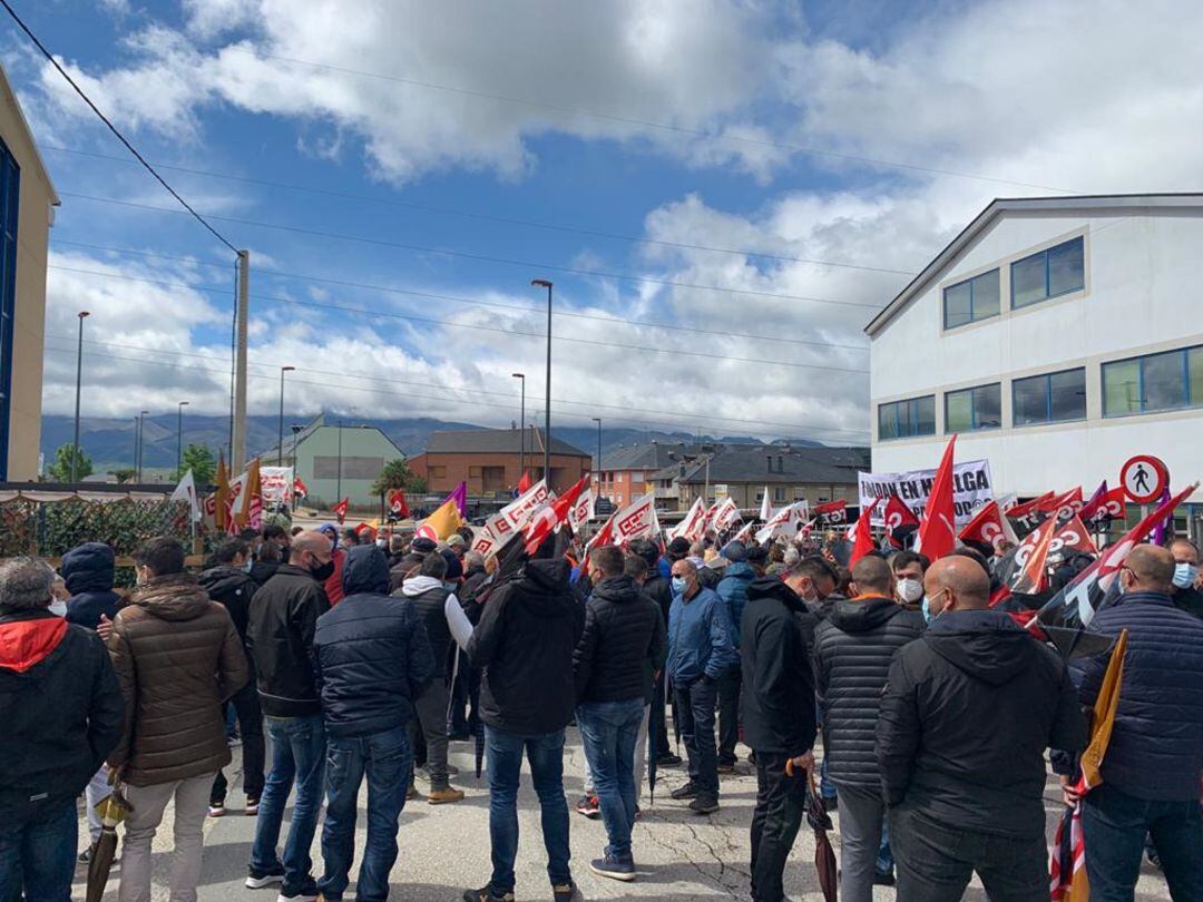 Trabajadores a las puertas de Aceros Roldán