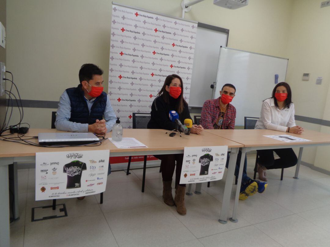 Los organizadores (en el centro) presentaron esta iniciativa acompañados de presidente de Cruz Roja Aranda, Agustín Escudero, y Susana Modrón, responsable de voluntariado