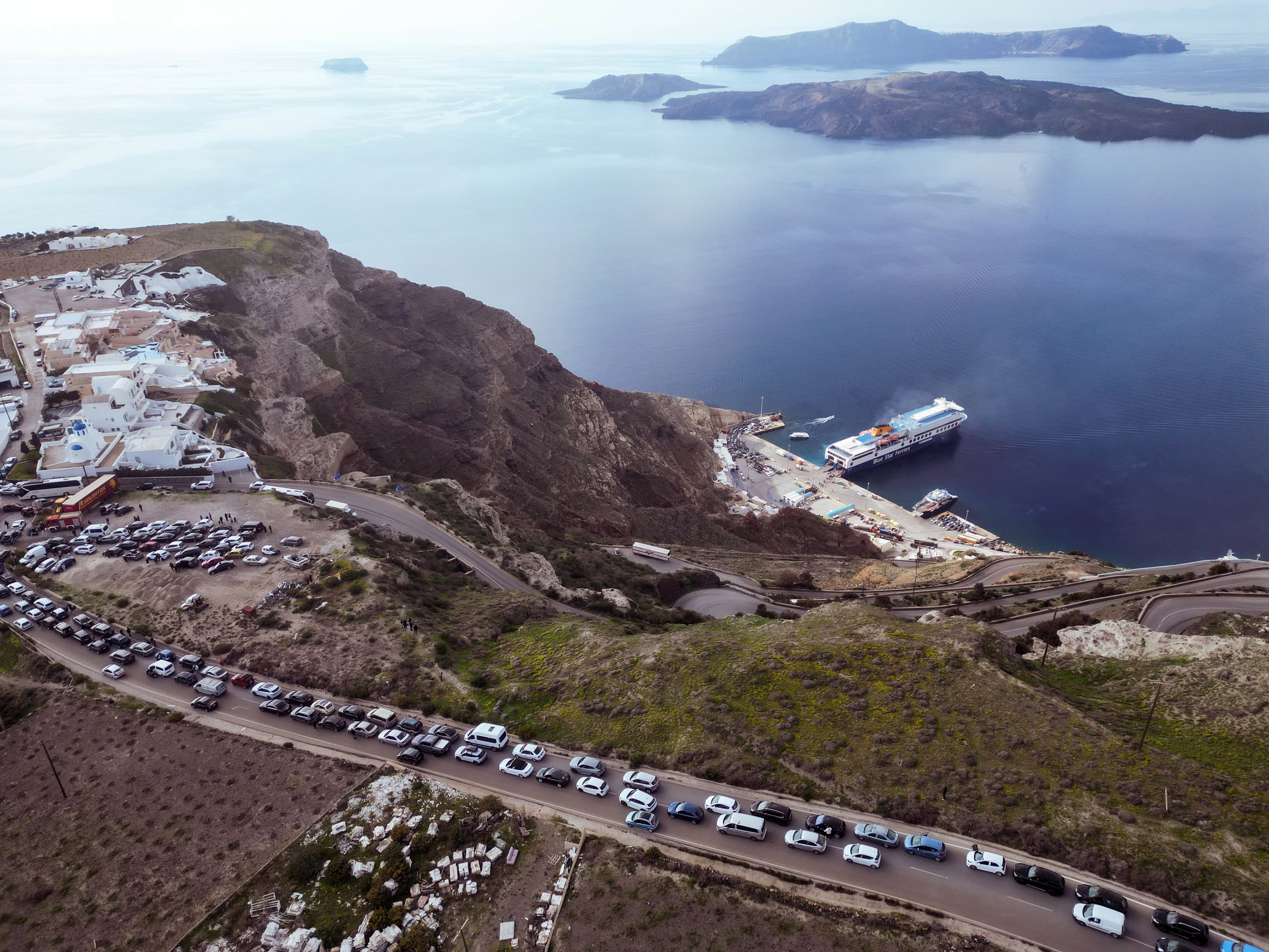 Residentes y visitantes en la isla de Santorini durante los terremotos en la isla.