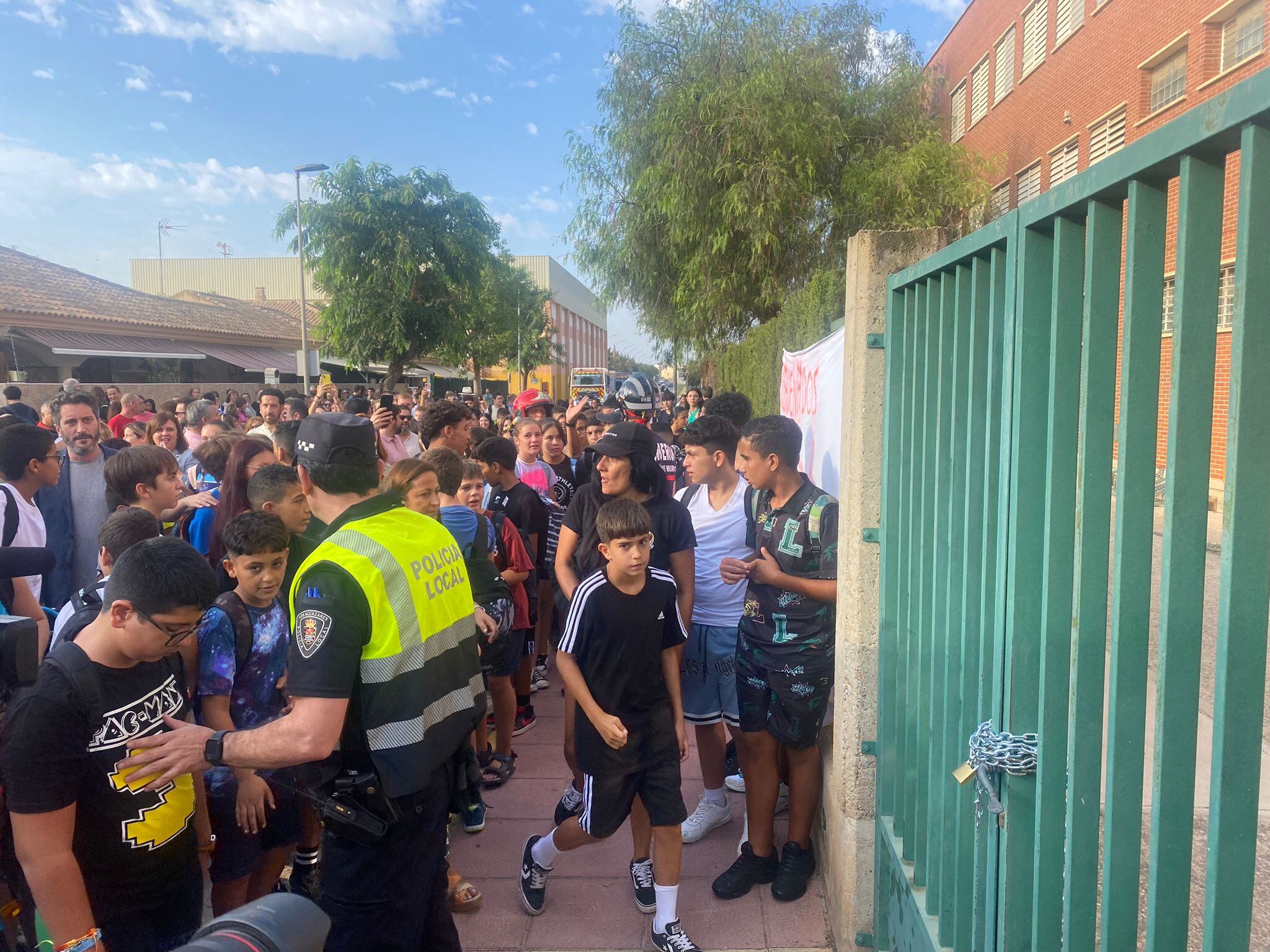 Los colegios y el instituto de  Los Alcázares amanecen con cadenas como protesta por los barracones