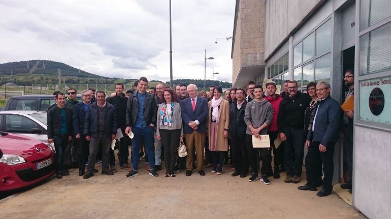 Los alumnos y autoridades después de recoger los diplomas