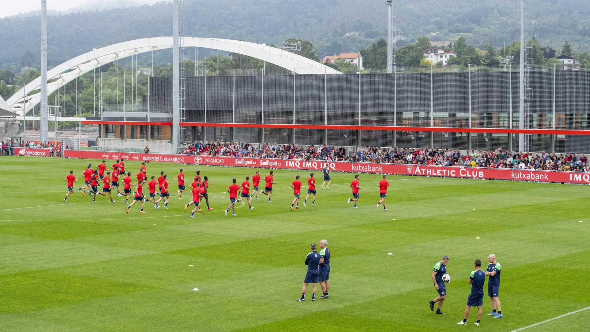 El primer equipo masculino del Athletic, durante un entrenamiento en Lezama