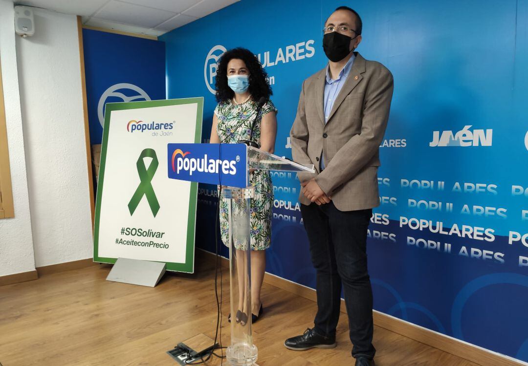 La edil del PP, Isabel Azañón, posa junto al portavoz del grupo municipal popular en Jaén, Manuel Bonilla