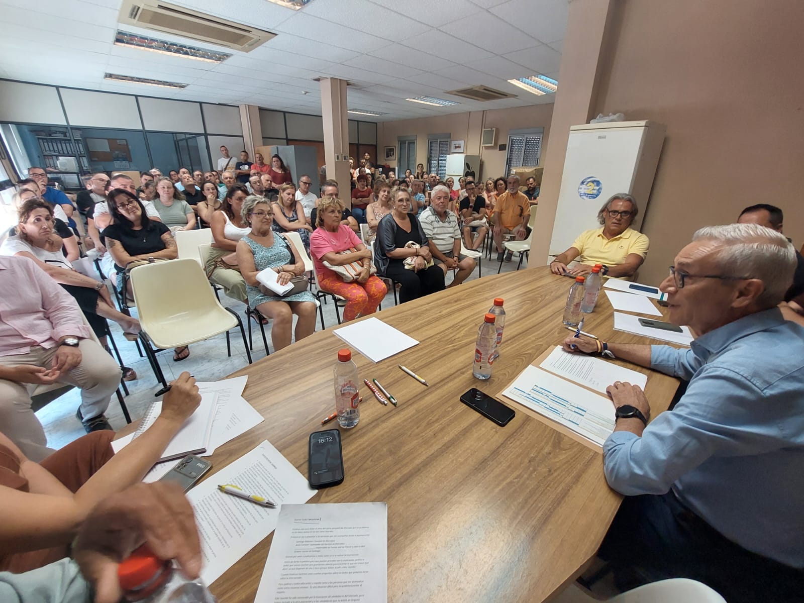 Reunión del concejal Santiago Ballester con los vendedores del Mercado del Cabanyal