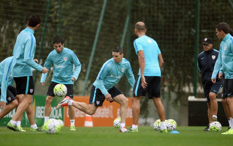 GRA449. LEZAMA (BIZKAIA), 22/09/2015.- El delantero del Athletic Club, Aritz Aduriz (c), con balón junto a sus compañeros en el entrenamiento previo al partido del miércoles ante el Real Madrid en San Mamés. EFE/Luis Tejido