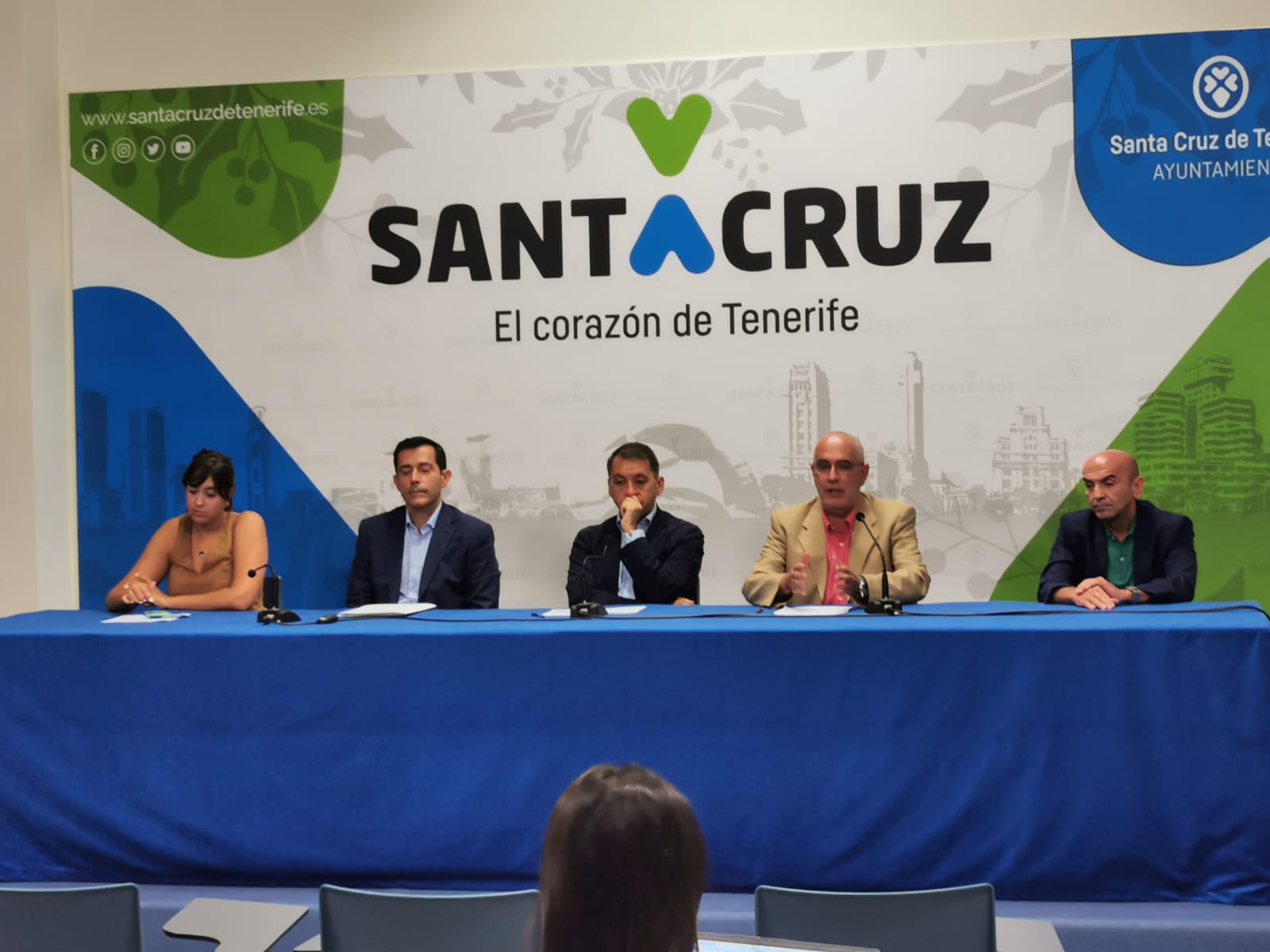 El alcalde de Santa Cruz acompañado de los ediles de vivienda y servicios sociales y los empresarios de la construcción