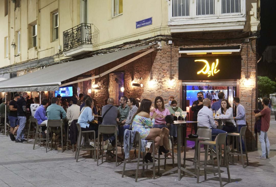 Ambiente en una calle de bares de Santander.