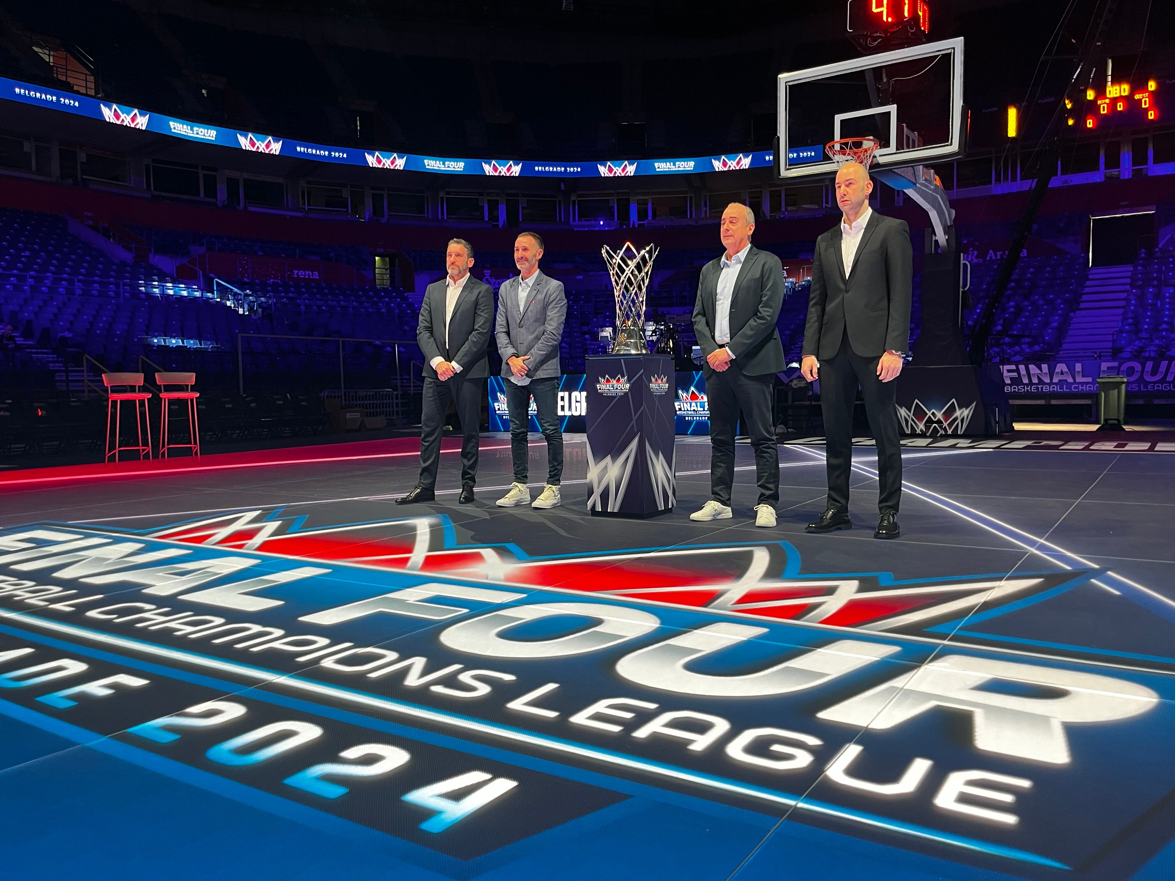 Los entrenadores de Unicaja de Málaga, UCAM Murcia, Lenovo Tenerife y Peristeri, posan junto al trofeo que se llevará el vencedor de la BCL 2024.